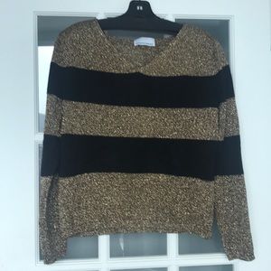Black and gold vneck long sleeved top